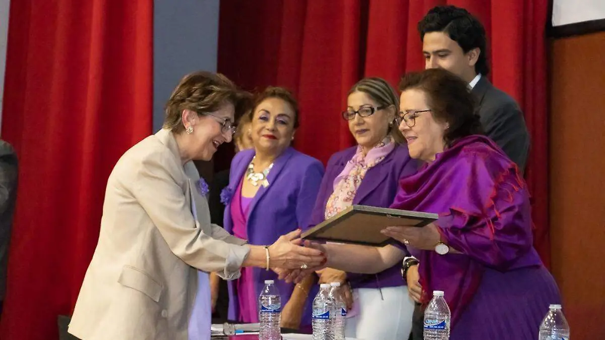 FOTO PRINCIPAL SJR Maria Cecilia Basurto recibio su galardon